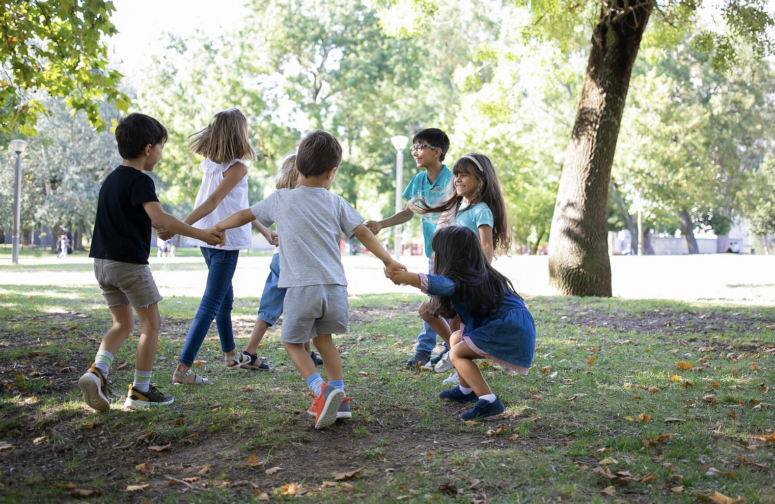 Des enfants qui s'amusent dans un parc