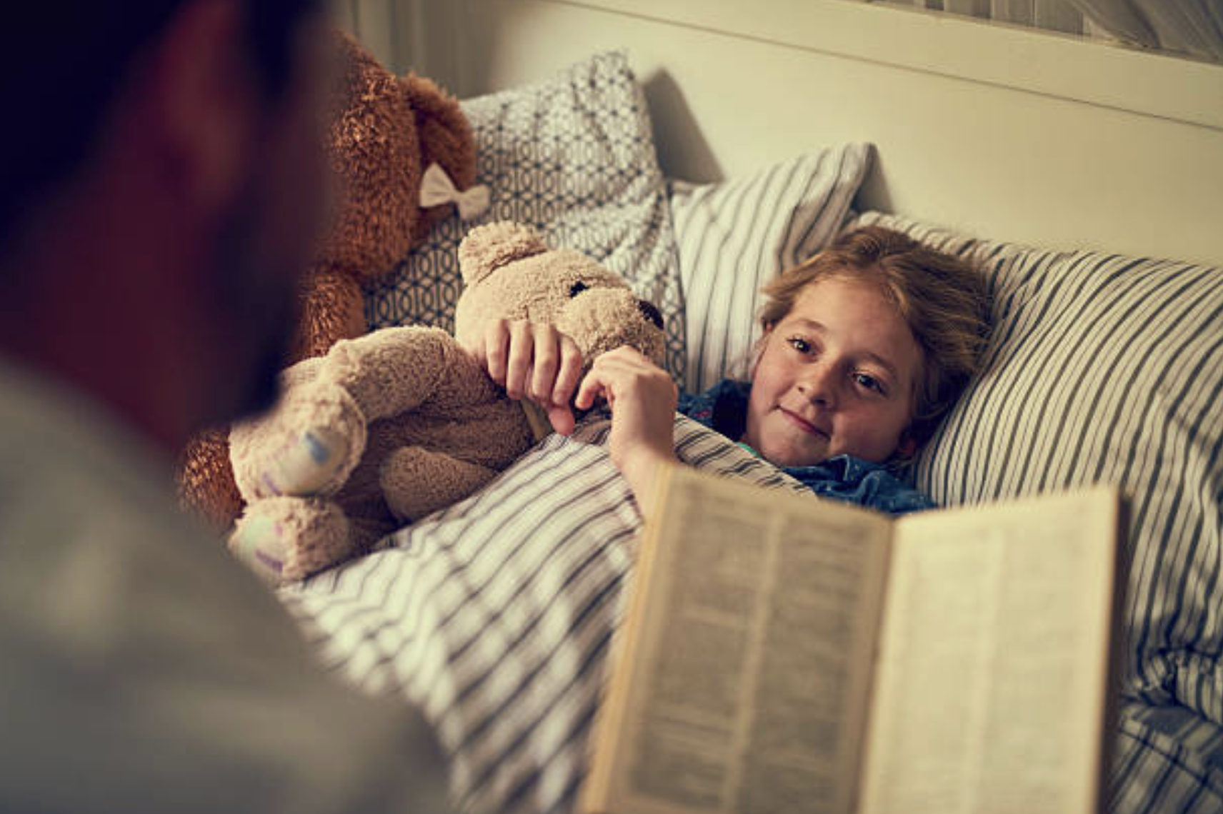 Un adulte qui lit une histoire à un enfant