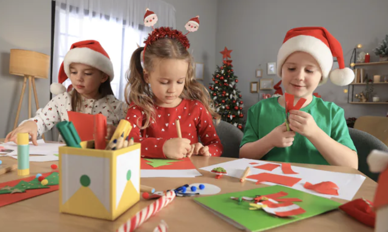Des enfants réalisant des bricolages de Noël
