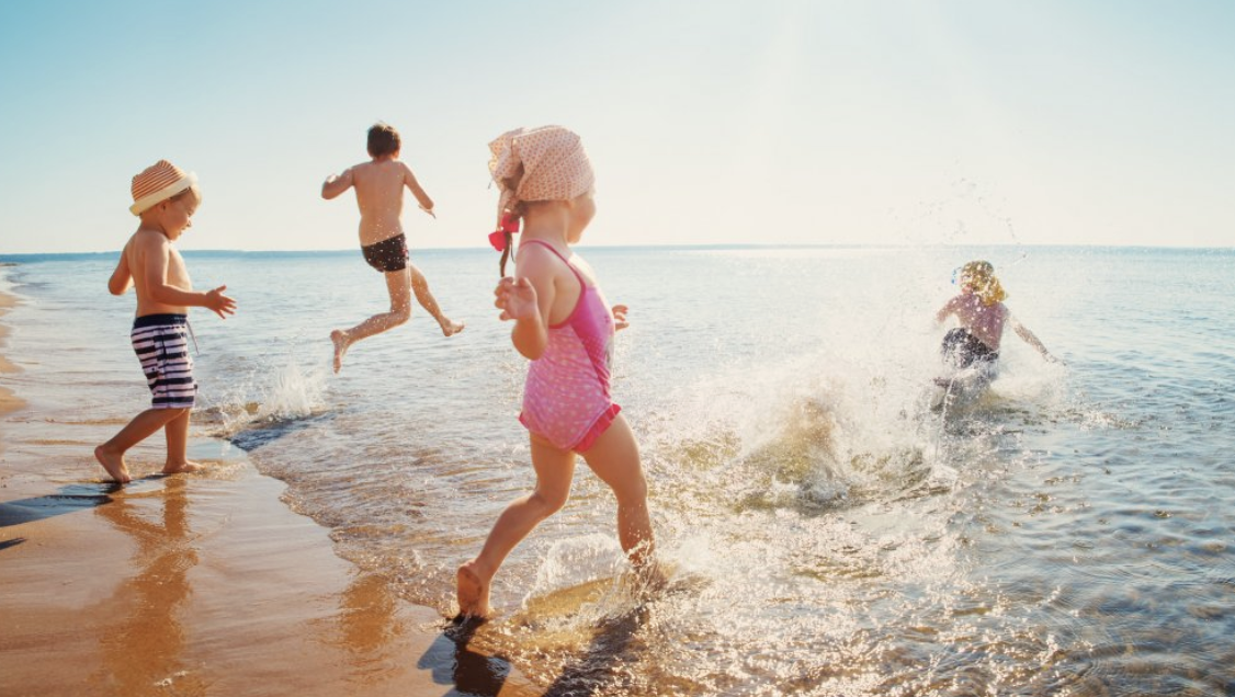 Des enfants s'amusant dans la mer