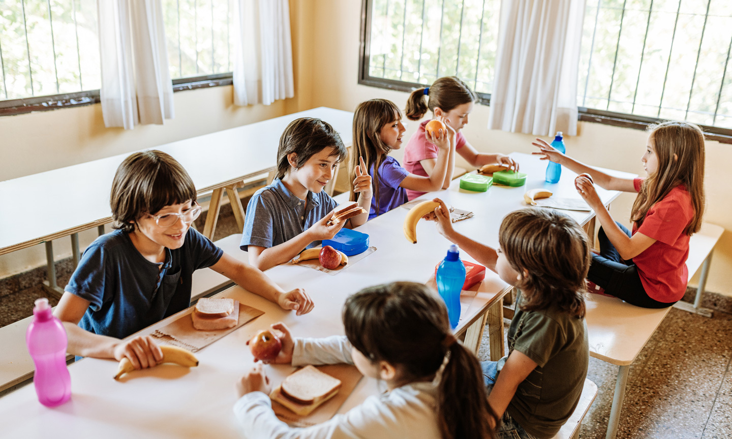 Des enfants qui mangent tous ensemble