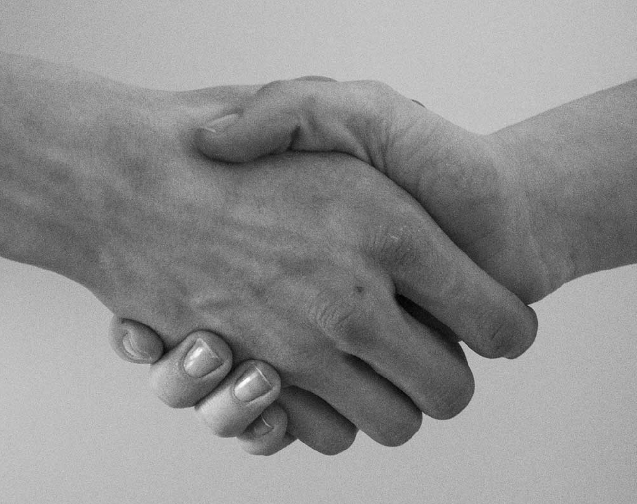 Symbole du partenariat : une poignée de main.